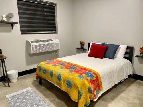 Cozy Sunny Space In Pet Friendly Queen Room