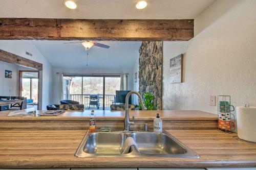Apartamento Lakefront Osage Beach Retreat With Pool Access!