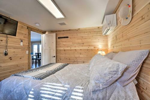 Reeds Spring Lakefront Cabin With Resort Perks!