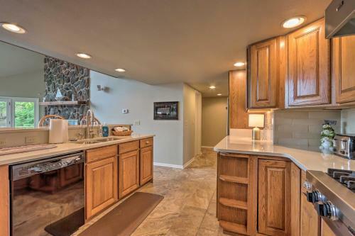 Spacious Lakefront Getaway - Family Friendly!