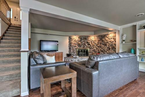 Spacious Lakefront Getaway - Family Friendly!