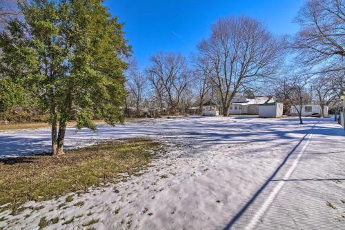 Bright And Cozy Springfield Home With Large Yard!