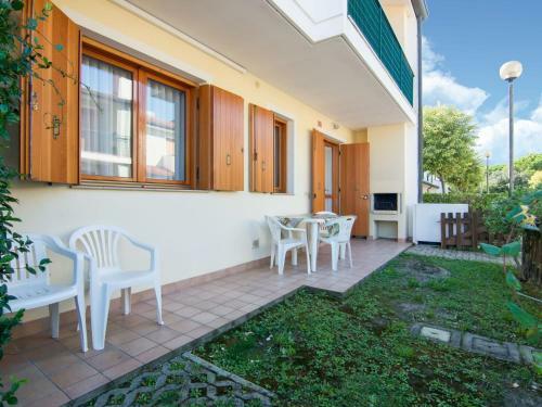 Charming Holiday Home In Rosolina With Communal Pool