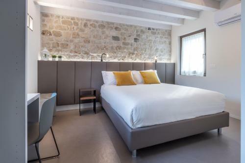 Hostal Portone180 Guest House