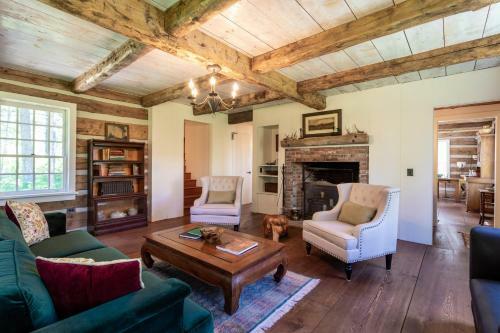 Living In The Past Log Home - Mins From Glacier!