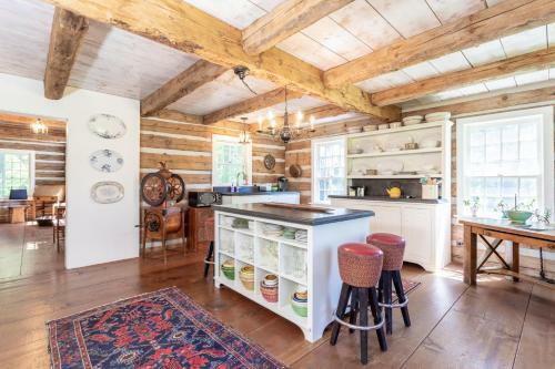 Living In The Past Log Home - Mins From Glacier!