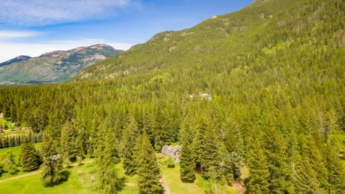 Living In The Past Log Home - Mins From Glacier!