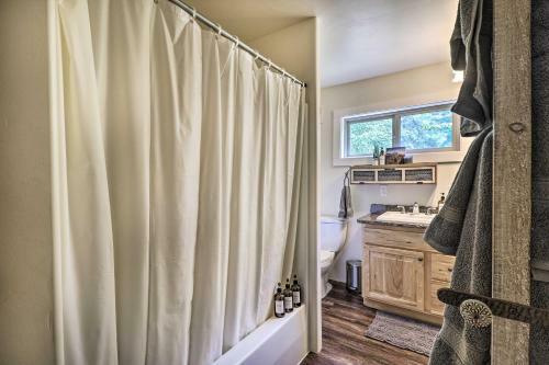 Cozy Abode With Views - 2 Mi To Teakettle River!