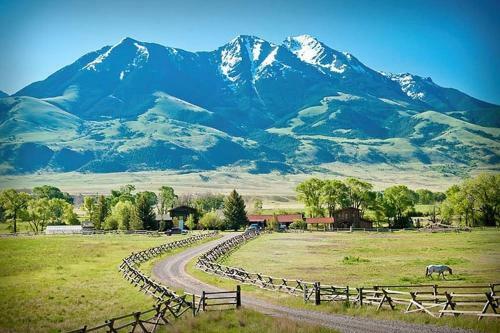 Stunning Home, Right On The Yellowstone River