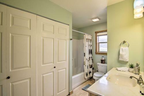 Airy Emigrant Townhome With Sweeping Mtn Views!