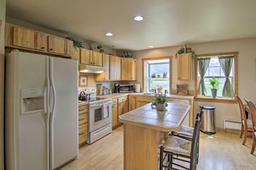 Airy Emigrant Townhome With Sweeping Mtn Views!