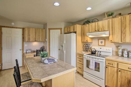 Airy Emigrant Townhome With Sweeping Mtn Views!