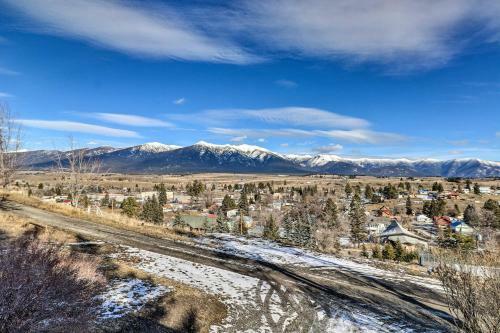 Updated Mountain-view Getaway With Private Hot Tub!