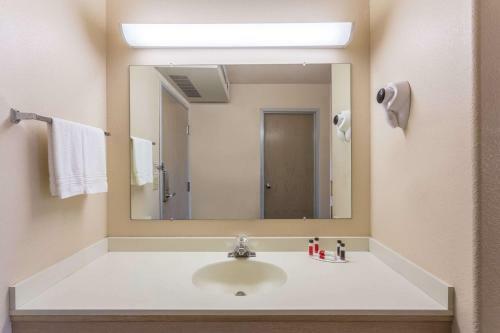 Hotel Super 8 By Wyndham Hamilton