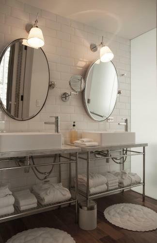 Hotel B