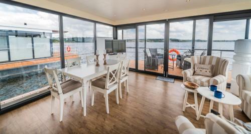 Hausboote Und Ferienh�user Marina M�cheln