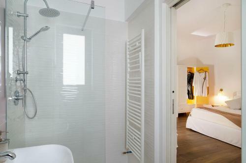 Villa Composed By Spacious And Elegant See View Suites With Garden