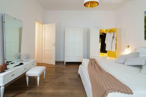 Villa Composed By Spacious And Elegant See View Suites With Garden