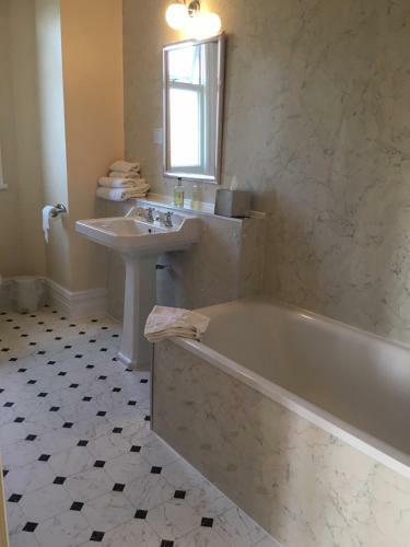 The Carre Arms Hotel & Restaurant
