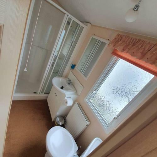 Impeccable Sleeps 6 Caravan - Golden Palm Skegness