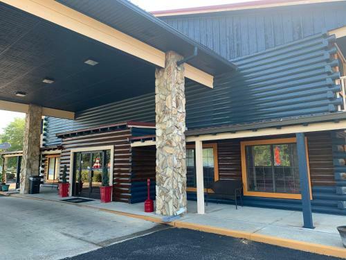 Motel Log Cabin Inn