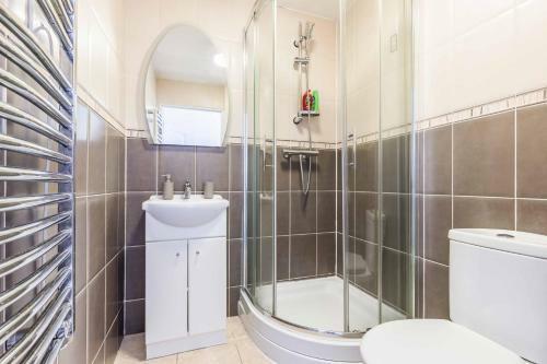 Apartamento Meadowbrook Place @ Heathrow. Free Parking