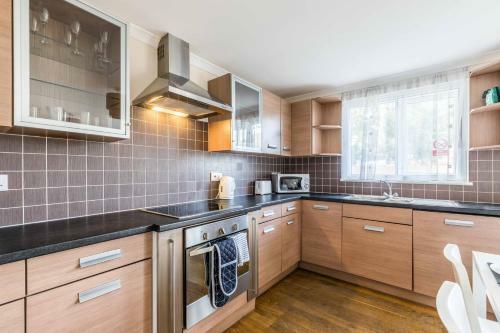 Apartamento Meadowbrook Place @ Heathrow. Free Parking