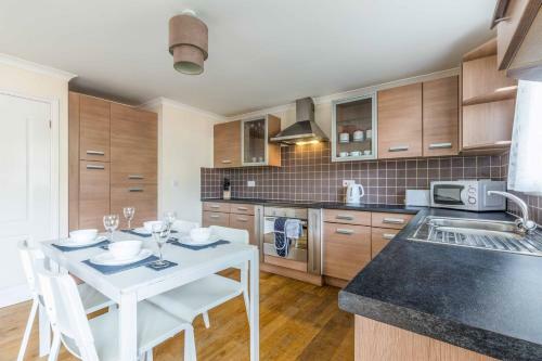 Apartamento Meadowbrook Place @ Heathrow. Free Parking