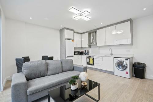 Modern, Stylish Two Bedroom Apartment In Slough
