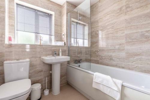 Stylish 4 Bed/2 Bath & Parking - Pinewood/heathrow