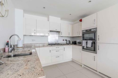 Stylish 4 Bed/2 Bath & Parking - Pinewood/heathrow