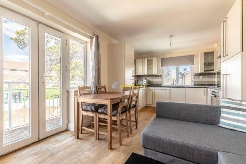 Heathrow Apartment - Private Balcony & Free Parking!