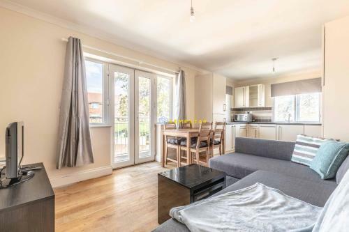 Heathrow Apartment - Private Balcony & Free Parking!