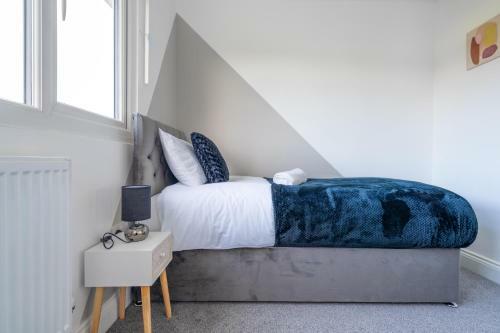 New 3 Bed With Parking - Minutes From Heathrow