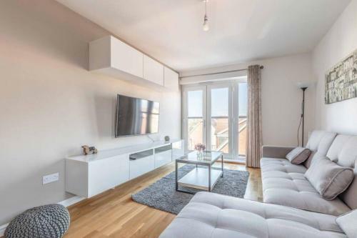 2 Bed & 2 Bath Modern Apartment - Free Parking