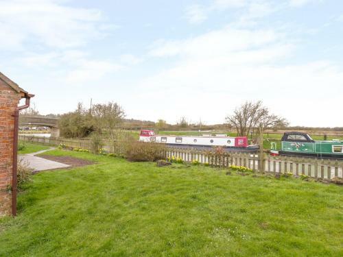 Wigrams Canalside Cottage