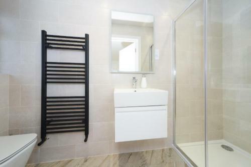 Luxury 3 Bed Apartment- Large Balcony With Seaviews