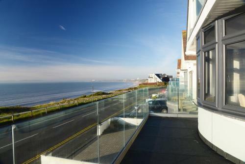 Luxury 3 Bed Apartment- Large Balcony With Seaviews