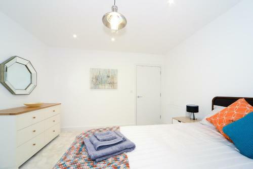 Luxury 3 Bed Apartment- Large Balcony With Seaviews