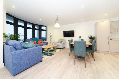 Luxury 3 Bed Apartment- Large Balcony With Seaviews