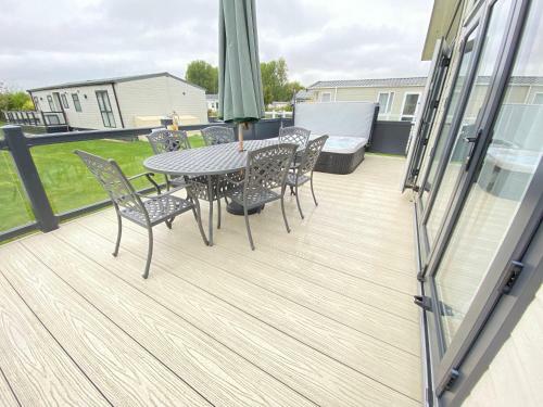 Wildflower, Premium Plus Hot Tub Lodge