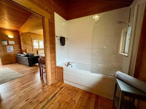 Lilly Lodge, Lake Pochard