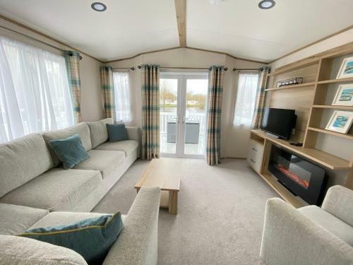 Goosewing Lakeside Lodge