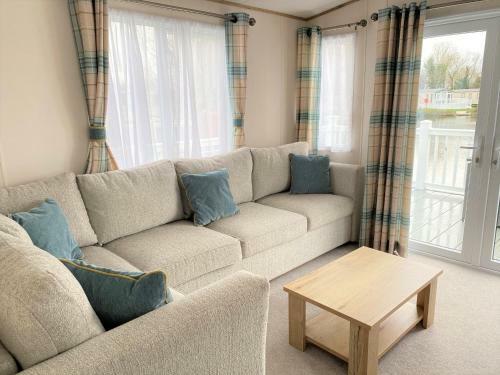 Goosewing Lakeside Lodge
