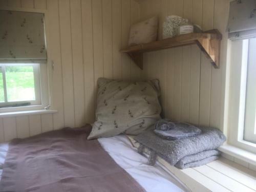 Romantic Secluded Shepherd Hut Hares Rest