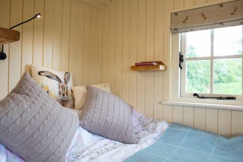 Romantic Secluded Shepherd Hut Hares Rest