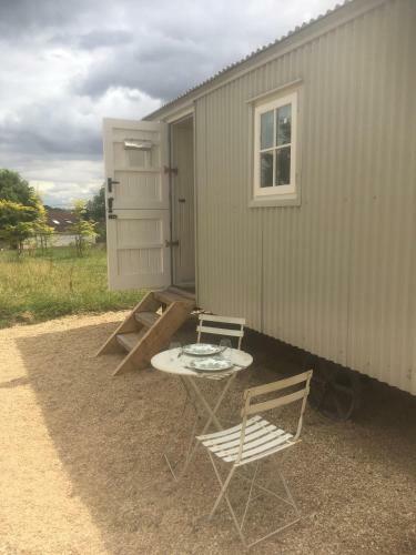 Romantic Secluded Shepherd Hut Hares Rest