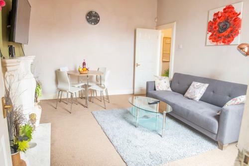 Delightful Central, Seaside Apartment-with Free Parking