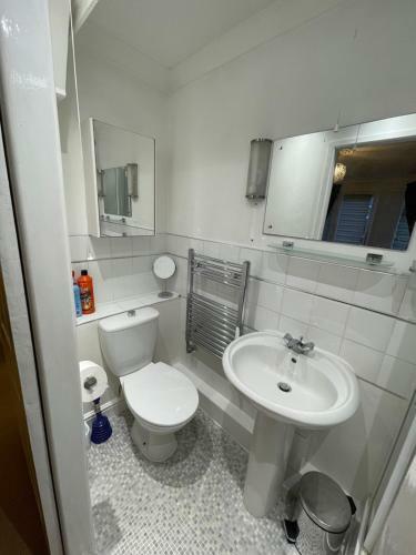 Hostal Alder En-suites Self-catering With Private Balcony And Shower