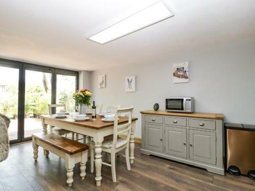 1 Bury Farm Cottage